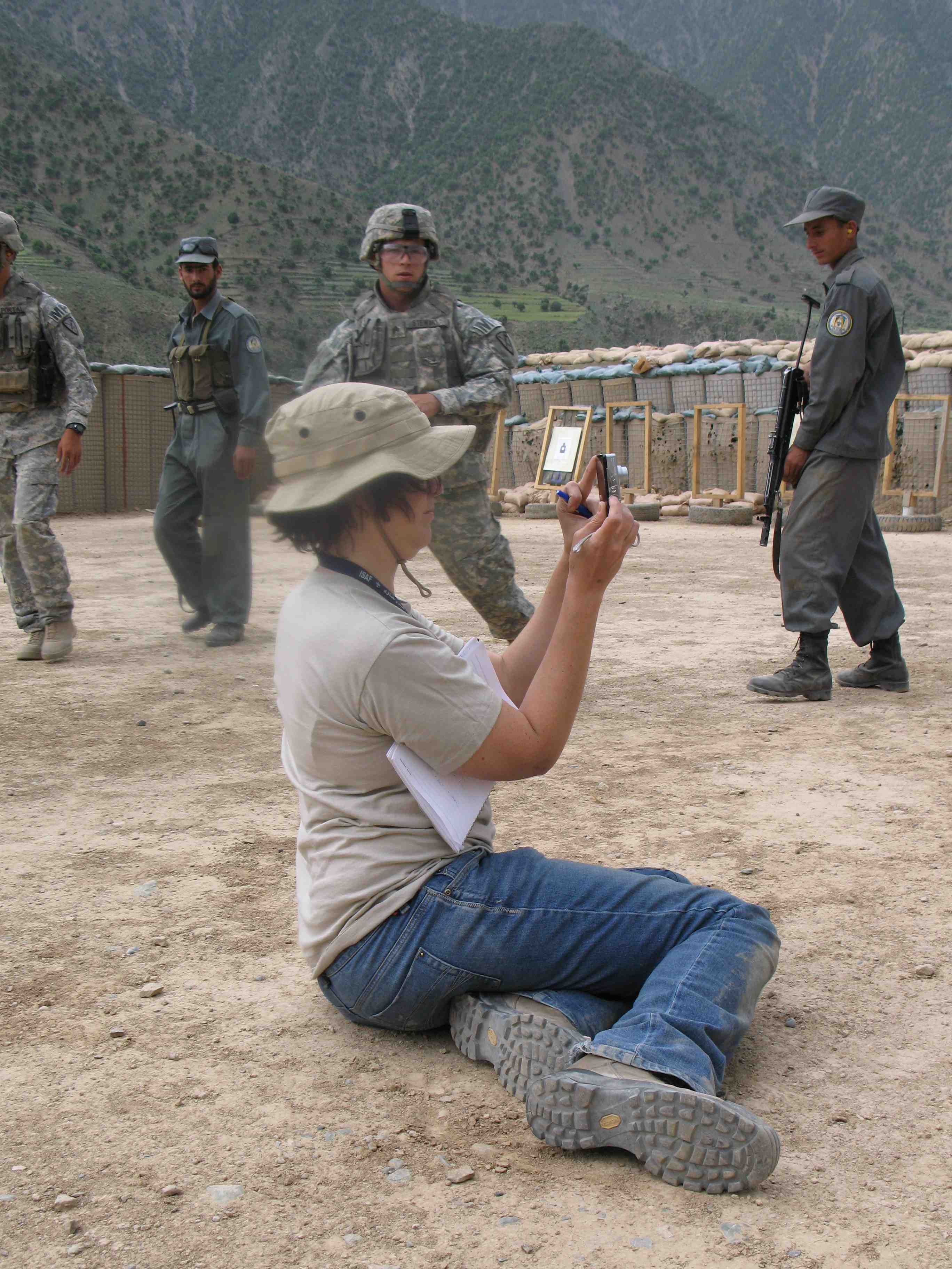 Kim Barker taking pictures of police training/2007